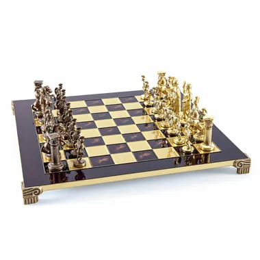 Jogo de xadrez greco-romano bronze e dourado, vista geral sobre tabuleiro bordô