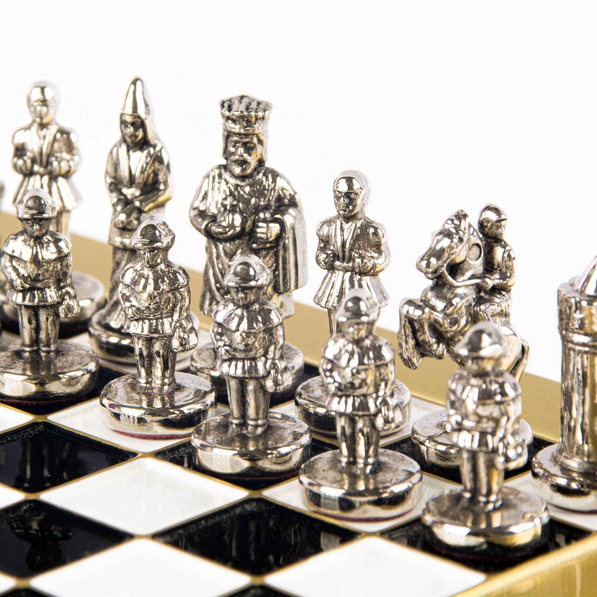 Pequeno Jogo de Xadrez Bizantino com Peças em Metal Dourado e Prateado, Tabuleiro em Metal e Caixa de Arrumação - Image 10