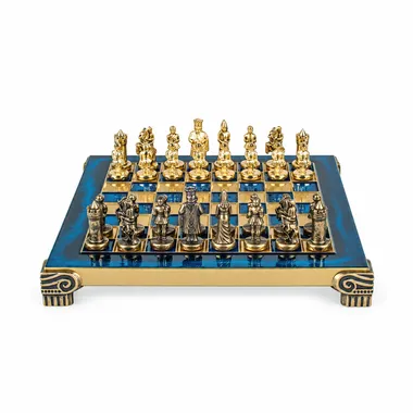 Tabuleiro de xadrez azul de metal com peças douradas e castanhas do Império Bizantino
