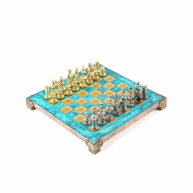 Alternative view of Pequeno Jogo de Xadrez Bizantino com Peças em Metal Dourado e Prateado, Tabuleiro em Metal e Caixa de Arrumação