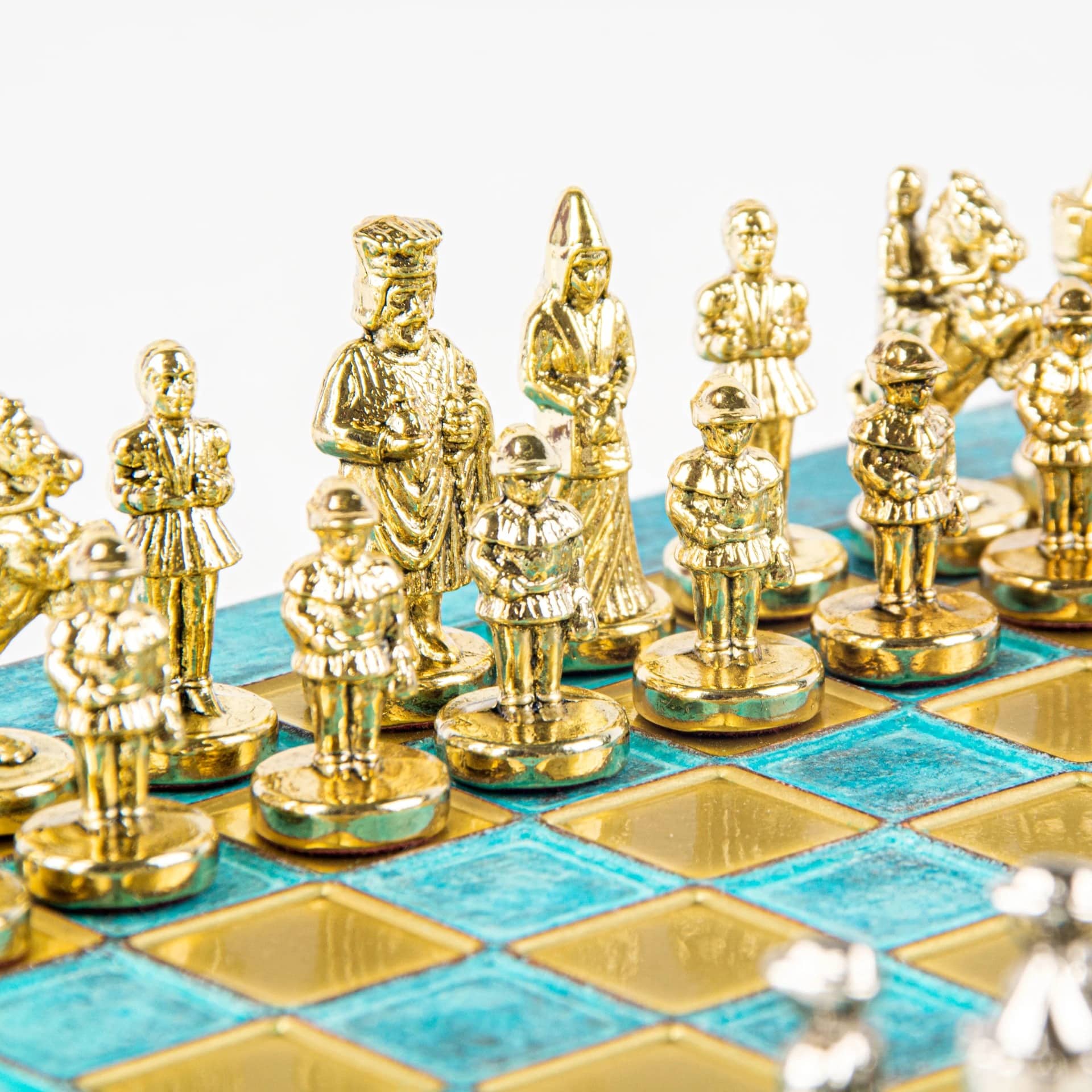 Pequeno Jogo de Xadrez Bizantino com Peças em Metal Dourado e Prateado, Tabuleiro em Metal e Caixa de Arrumação - Image 3