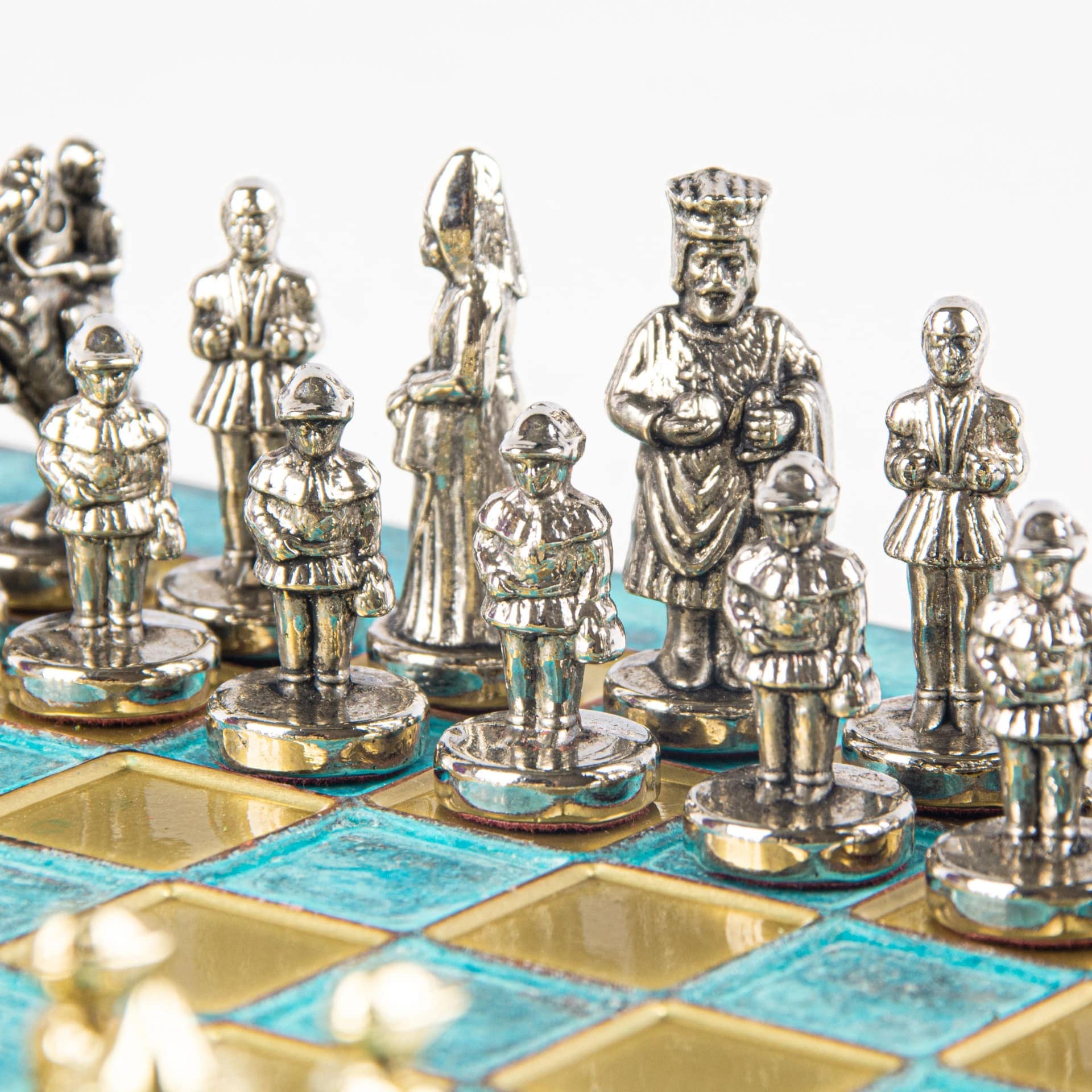 Pequeno Jogo de Xadrez Bizantino com Peças em Metal Dourado e Prateado, Tabuleiro em Metal e Caixa de Arrumação - Image 6