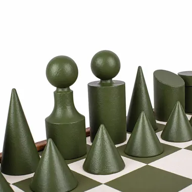 Peças de xadrez verdes em estilo Bauhaus com formas geométricas no tabuleiro