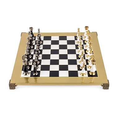 Jogo de xadrez Staunton em preto e branco, vista geral sobre tabuleiro dourado