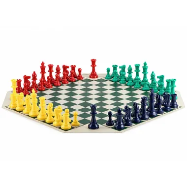 Jogo de xadrez para quatro jogadores com peças vermelhas, verdes, amarelas e azuis em tabuleiro hexagonal