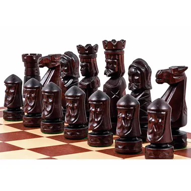 Peças escuras do jogo de xadrez Château II com rostos esculpidos
