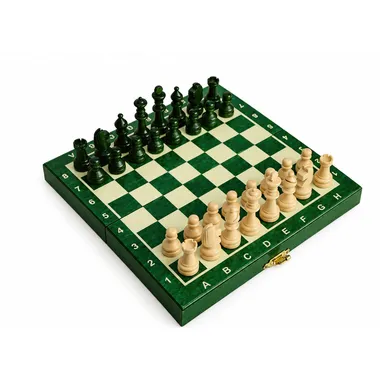 Jogo de xadrez dobrável em madeira verde e clara, tabuleiro aberto com peças colocadas