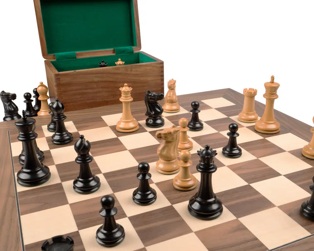 Jeu d’Échecs Staunton 1869 de Luxe en Ébène et Noyer avec Échiquier en Noyer et Érable – Roi 10,16 cm