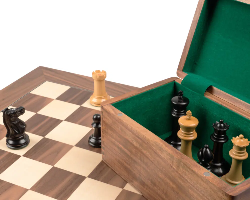 Jeu d’Échecs Staunton 1869 de Luxe en Ébène et Noyer avec Échiquier en Noyer et Érable – Roi 10,16 cm