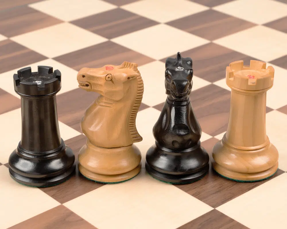 Jeu d’Échecs Staunton 1869 de Luxe en Ébène et Noyer avec Échiquier en Noyer et Érable – Roi 10,16 cm