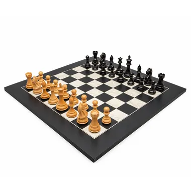 Jogo de xadrez completo preto e branco, peças na posição inicial no tabuleiro