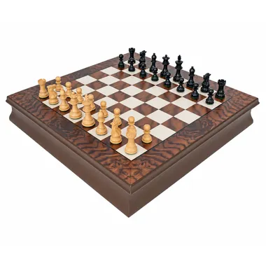 Jogo de xadrez Kingsclere em madeira de ébano e nogueira, vista geral sobre o tabuleiro