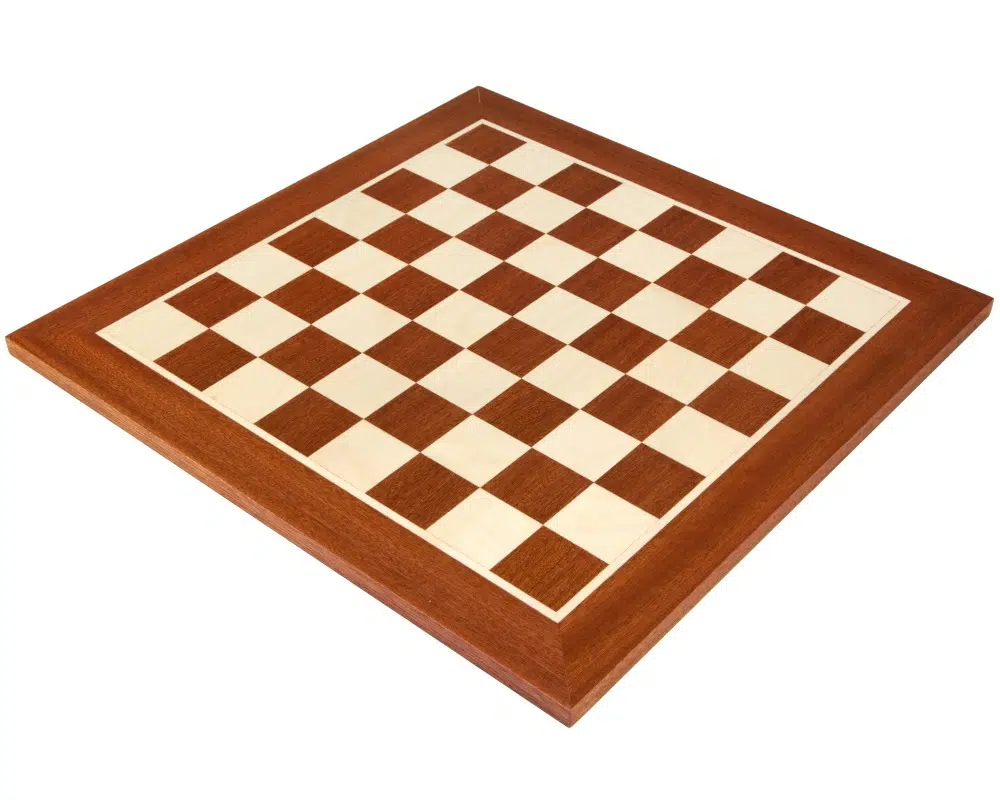 Échiquier en bois incrusté 40cm en angle, mettant en valeur les motifs - Le Palais Des Echecs