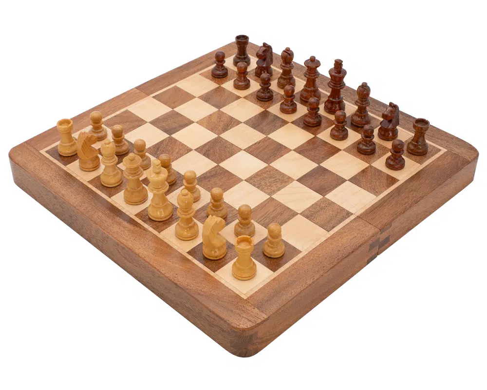 Jeu d'échecs voyage pliant en bois magnétique vu de côté avec pièces - Le Palais des Echecs