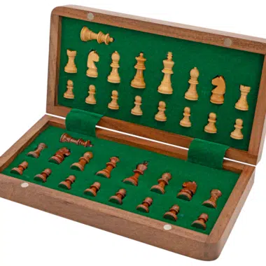 Intérieur de l'étui montrant les pièces de jeu d'échecs magnétique en bois - Le Palais des Echecs