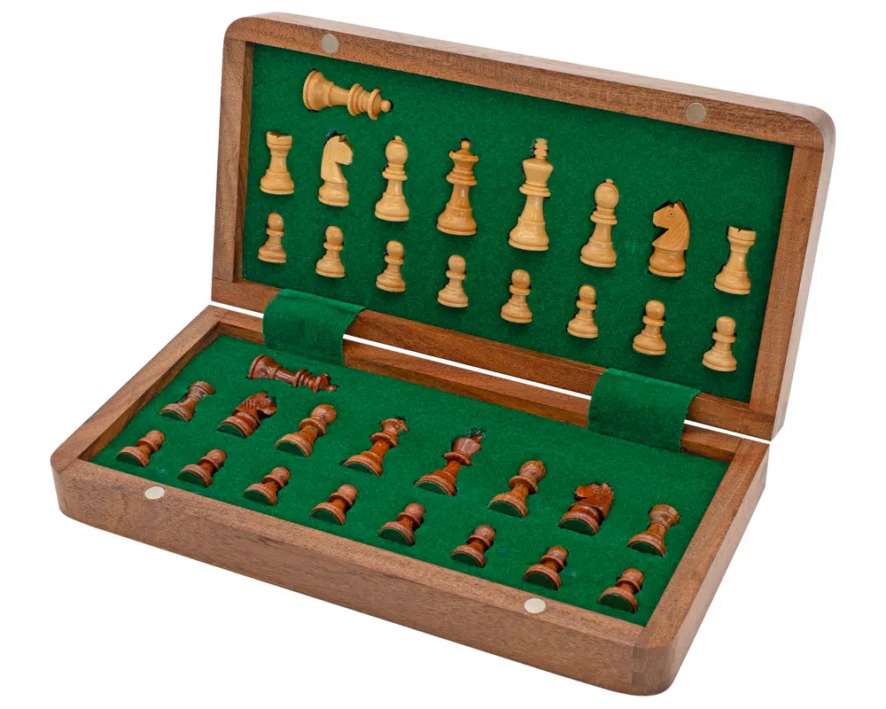 Intérieur de l'étui montrant les pièces de jeu d'échecs magnétique en bois - Le Palais des Echecs