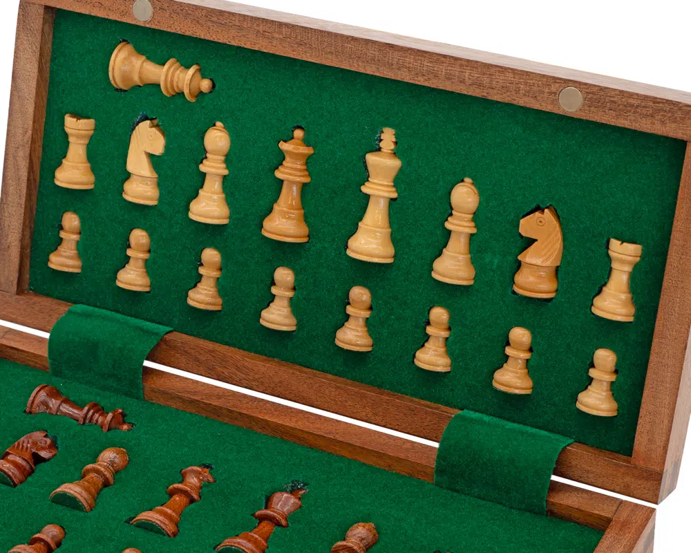 Détail des pièces blanches du jeu d'échecs voyage pliant sur fond vert - Le Palais des Echecs