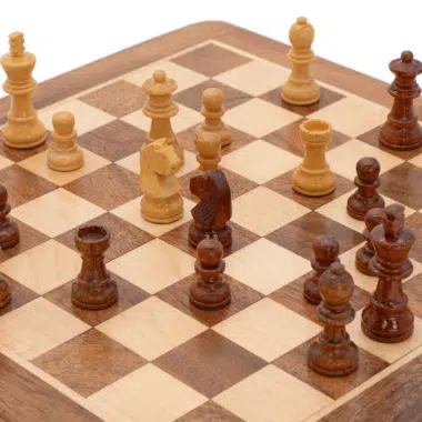 Jeu d'échecs voyage pliant sur une table extérieure à la lumière du soleil - Le Palais des Echecs