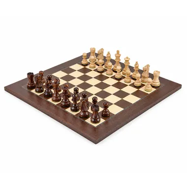 Jogo de xadrez Cavalier Français Pau-Santo Mongoy sob um ângulo em perspetiva - Le Palais Des Echecs