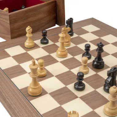 Détails du jeu d'échecs Levisham en cours de partie avec un beau bois - Le Palais Des Echecs