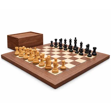 Jogo de xadrez Levisham preto e nogueira sobre uma mesa de madeira num ambiente acolhedor