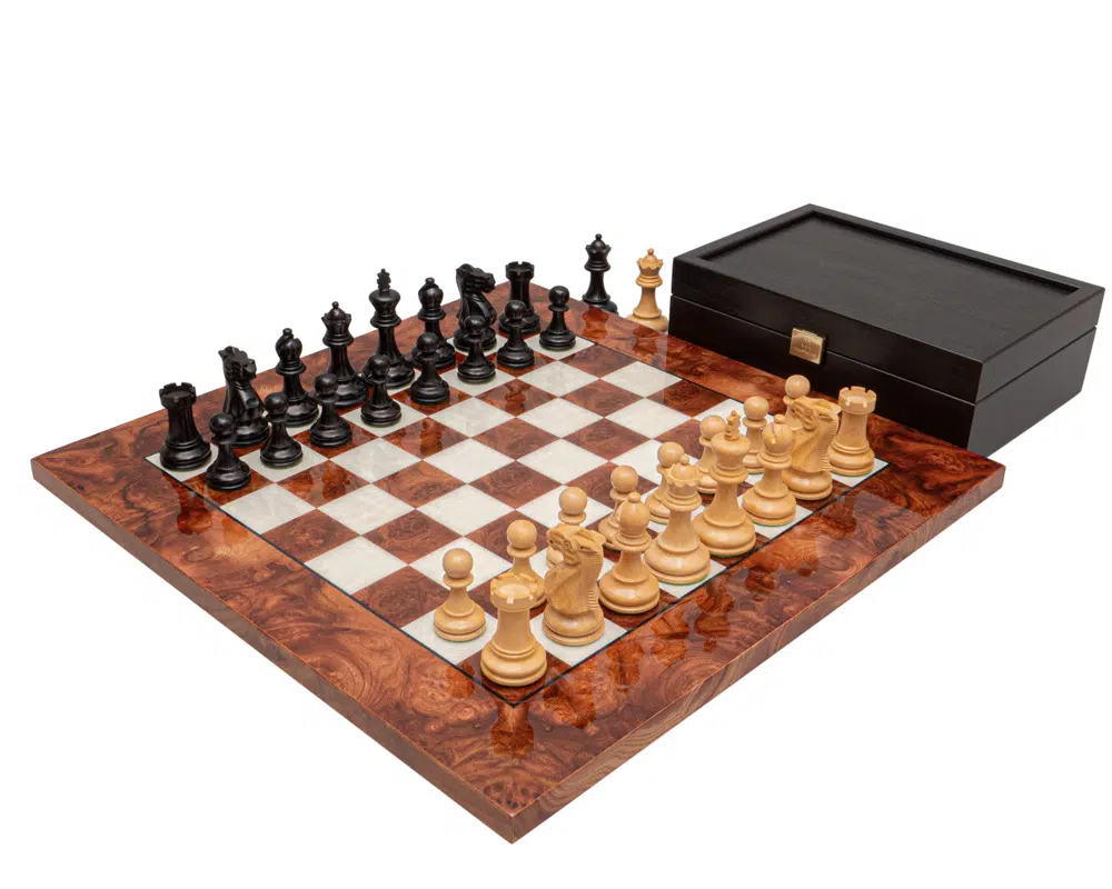 Jogo de Xadrez Luxe Highgrove Briarwood com peças Staunton alinhadas