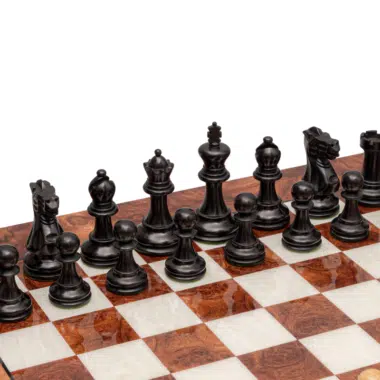 Detalhes das peças pretas do jogo de xadrez de luxo em Le Palais des Échecs