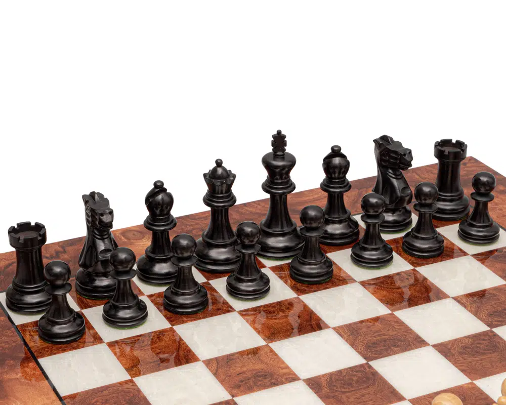 Detalhes das peças pretas do jogo de xadrez de luxo em Le Palais des Échecs