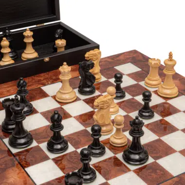 Tabuleiro de jogo de xadrez com movimento das peças em briarwood - Le Palais des Échecs