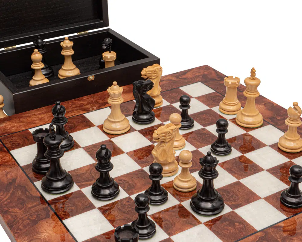 Tabuleiro de jogo de xadrez com movimento das peças em briarwood - Le Palais des Échecs