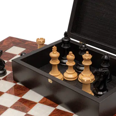 Elementos do jogo de xadrez de luxo na caixa com compartimentos - Le Palais des Échecs