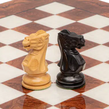 Detalhes dos cavalos do jogo de xadrez de luxo sobre tabuleiro de briarwood