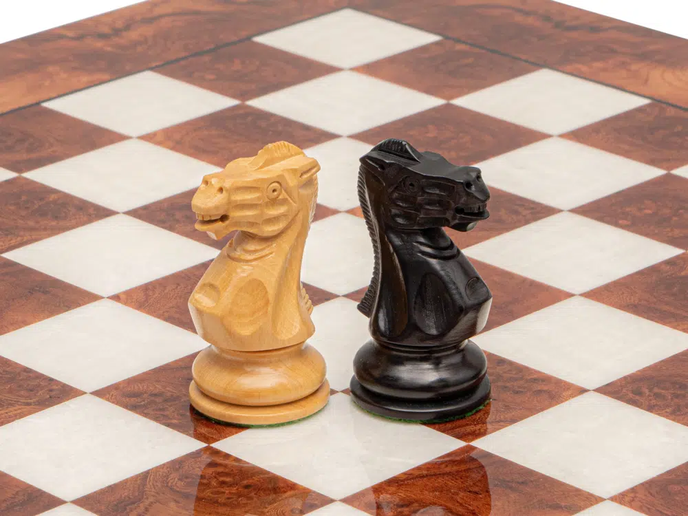 Detalhes dos cavalos do jogo de xadrez de luxo sobre tabuleiro de briarwood