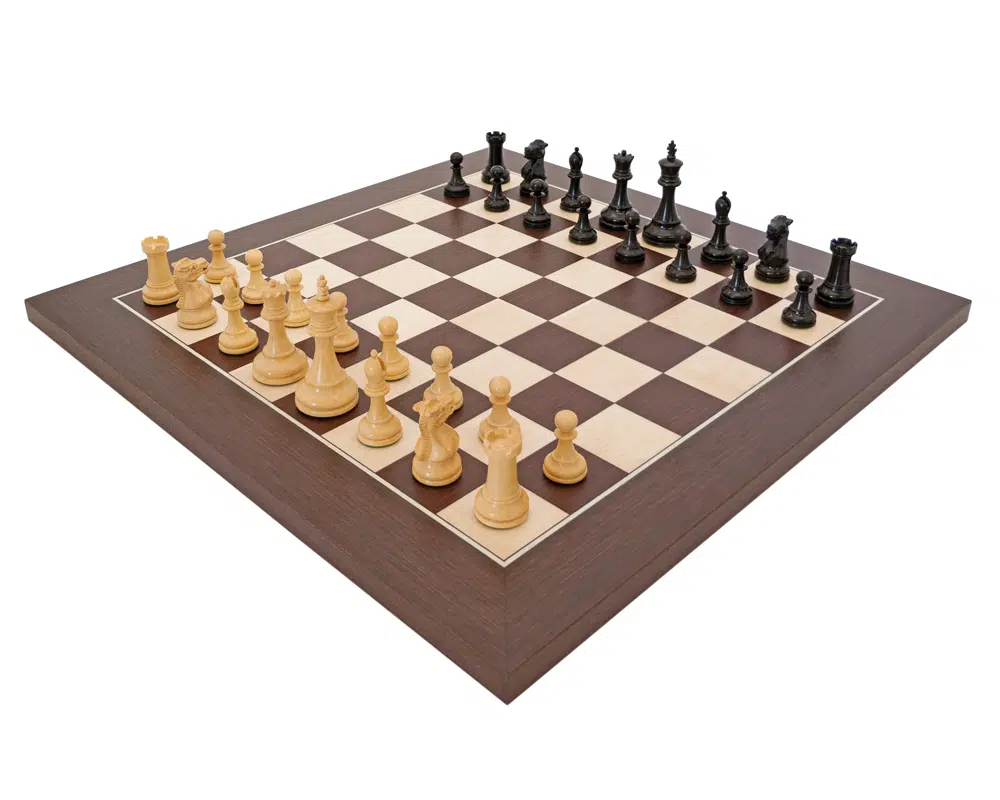 Jeu d'Échecs Miniature Luxe Couronnement vu de dessus, pièces sur l'échiquier - Le Palais Des Echecs