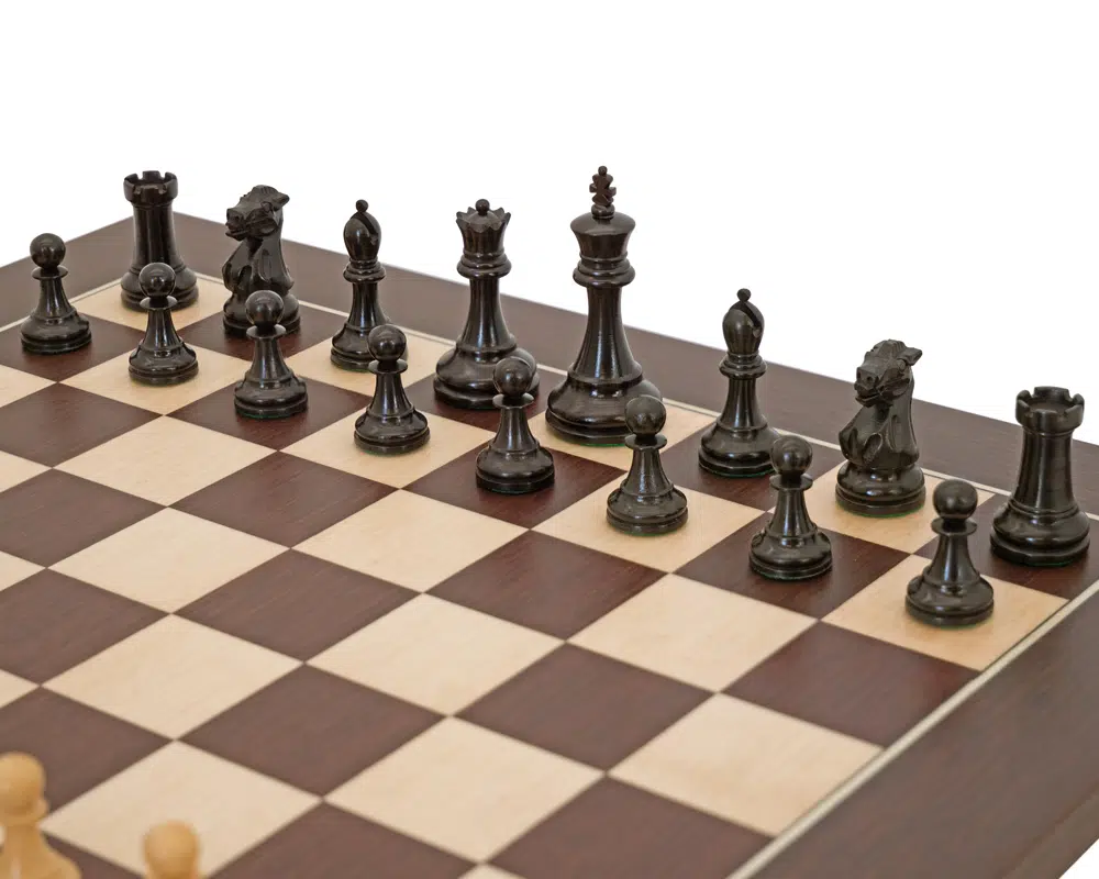Détails des pièces noires du Jeu d'Échecs Miniature Luxe Couronnement, angle rapproché