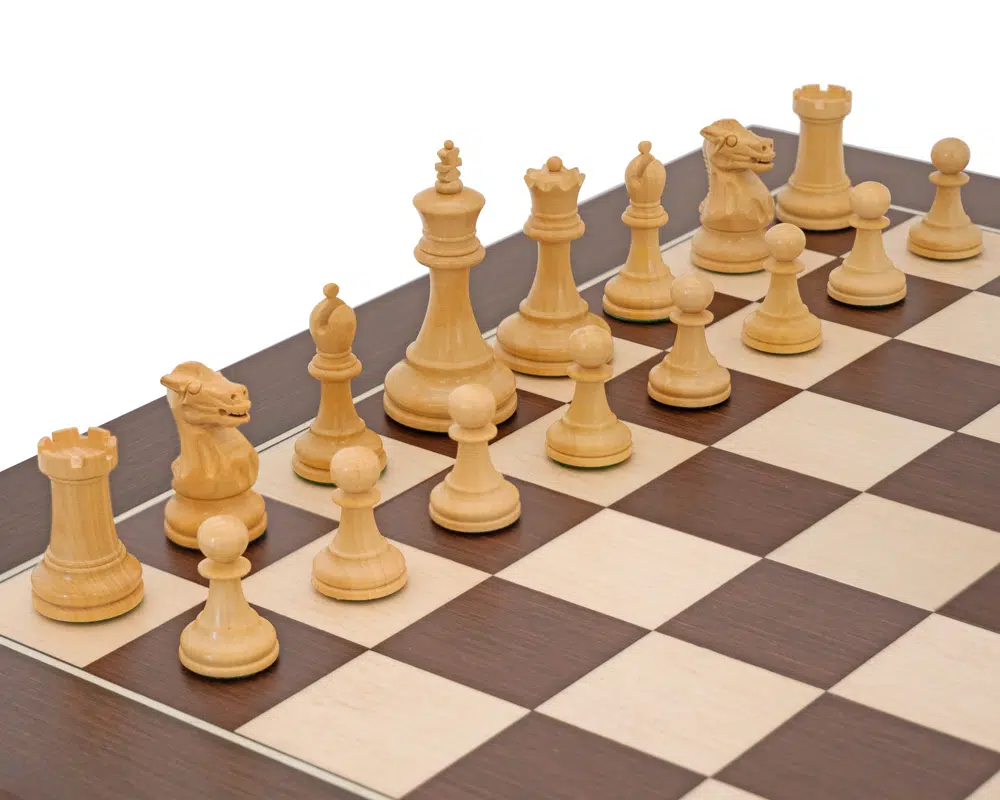Détails des pièces blanches en bois du Jeu d'Échecs Miniature Luxe Couronnement, angle serré