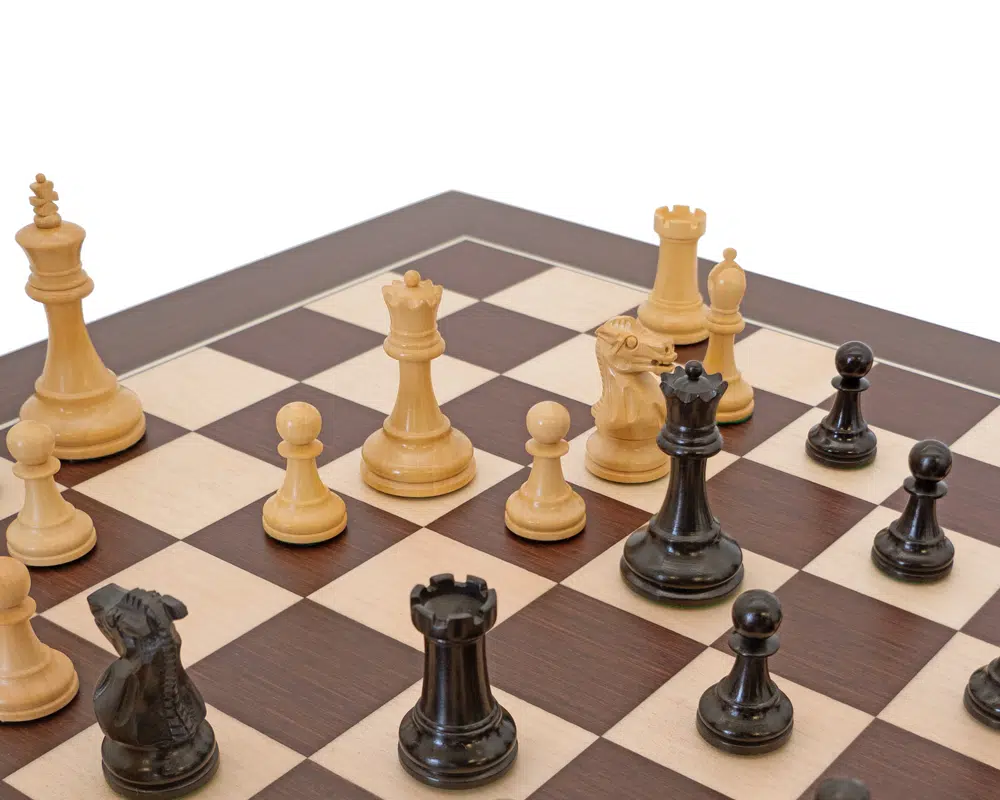 Vue dynamique du Jeu d'Échecs Miniature Luxe Couronnement, pièces sur l'échiquier en action