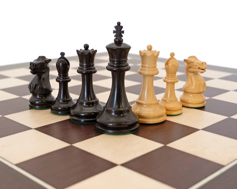 Groupe de pièces noires et blanches du Jeu d'Échecs Miniature Luxe Couronnement en fin de partie