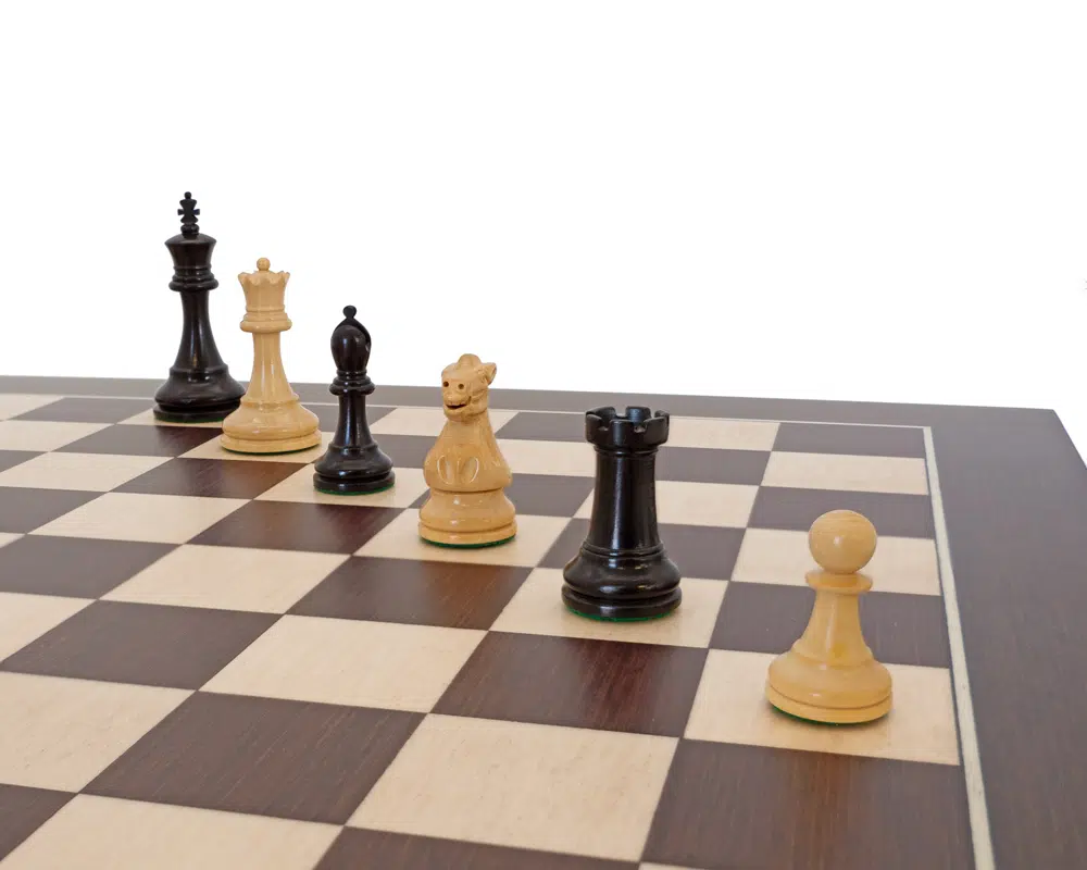 Pieces de réservation et règles du Jeu d'Échecs Miniature Luxe Couronnement, composés soigneusement