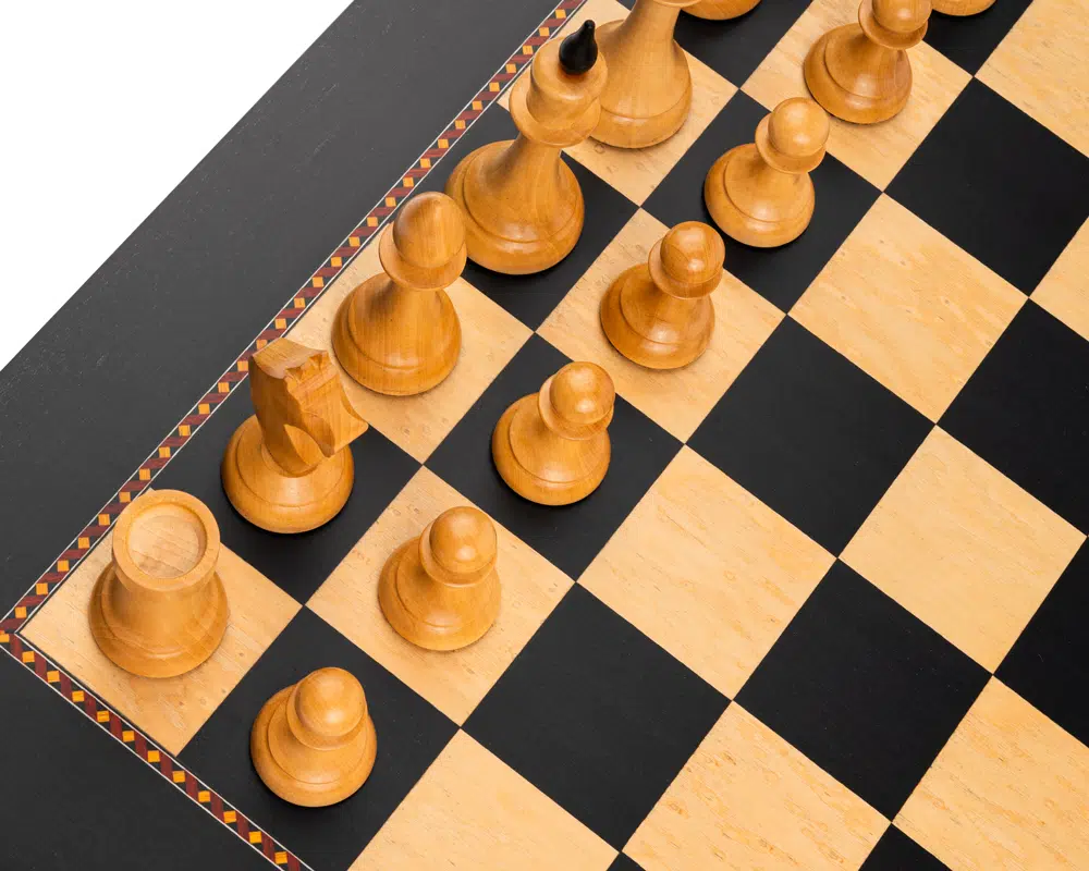 Détail des pions en bois clair sur le plateau d'échecs - Le Palais Des Echecs