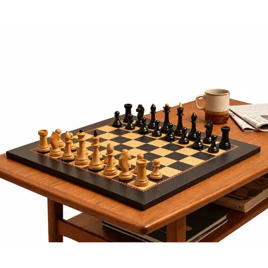 Jogo de xadrez instalado numa mesa numa sala acolhedora com cadeirões