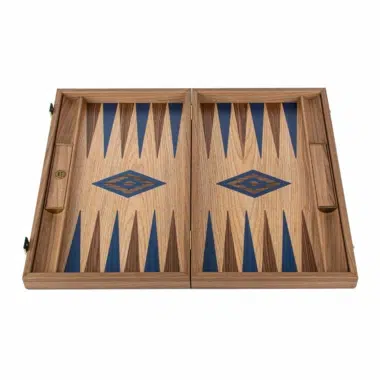 Jogo de gamão (backgammon) aberto, mostrando os padrões e as peças no interior - Le Palais Des Echecs