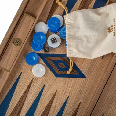 Detalhes do jogo de gamão (backgammon) com peões e dados dispostos no tabuleiro - Le Palais Des Echecs