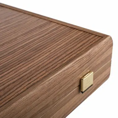 Detalhe da caixa de madeira do gamão (backgammon) com fecho em latão - Le Palais Des Echecs