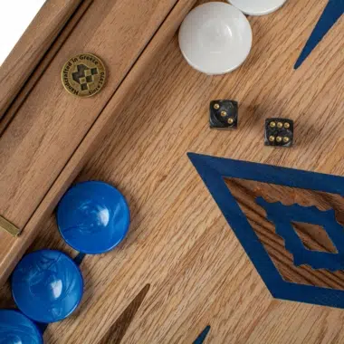 Grande plano dos dados e peões do jogo de gamão (backgammon) com padrões refinados - Le Palais Des Echecs