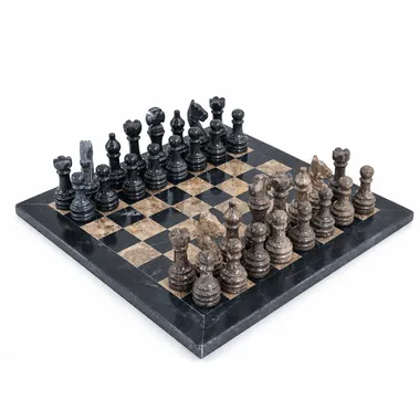Jogo de xadrez em pedra natural e mármore, vista geral sobre o tabuleiro