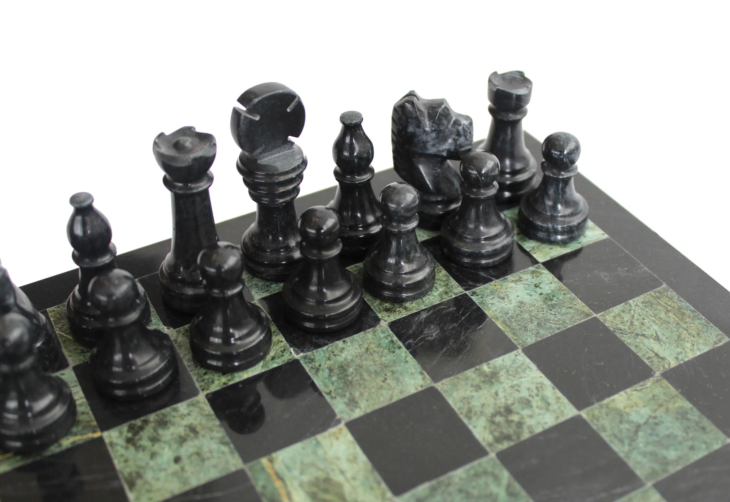 Jeu d’échecs en marbre noir et vert sur échiquier de 23 cm