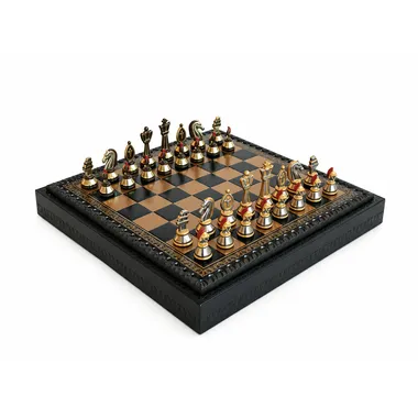 Vista global do tabuleiro caixa em simili-couro preto 28x28 cm com as peças romanas em metal colocadas