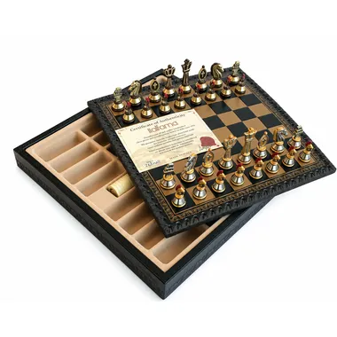 Caixa de xadrez aberta mostrando o tabuleiro em pele sintética preta e o compartimento interior de arrumação para as peças romanas