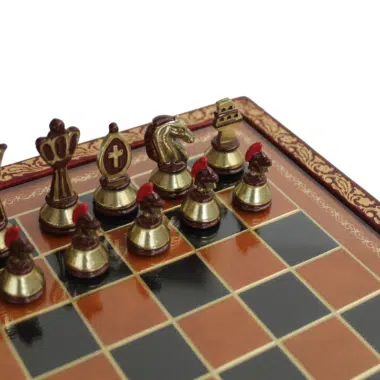 Alignement des pièces d'échecs romaines bronze et or sur le plateau de jeu sous verre